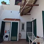 Sunny Terrace Retreat Casa de Férias *
